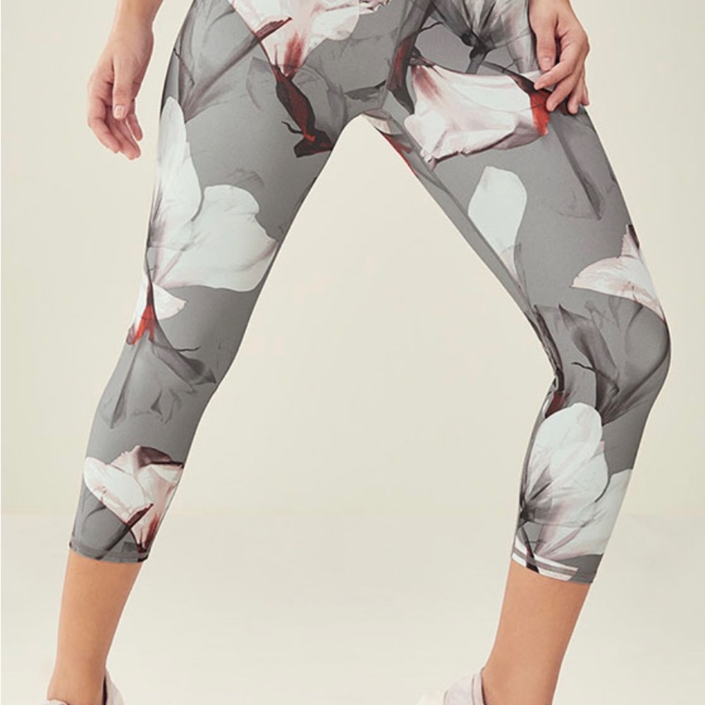 Fabletics‎ Gia Powerlite Capri Mirage Print Medium 6/8 Summer Floral New